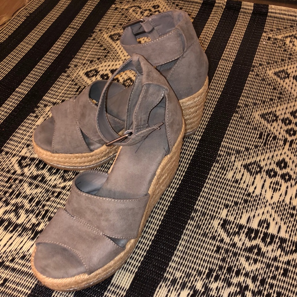 Grey wedges